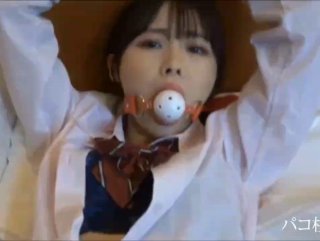沉迷手游的妹子一边帮男友口交一边玩GAME还真忙
