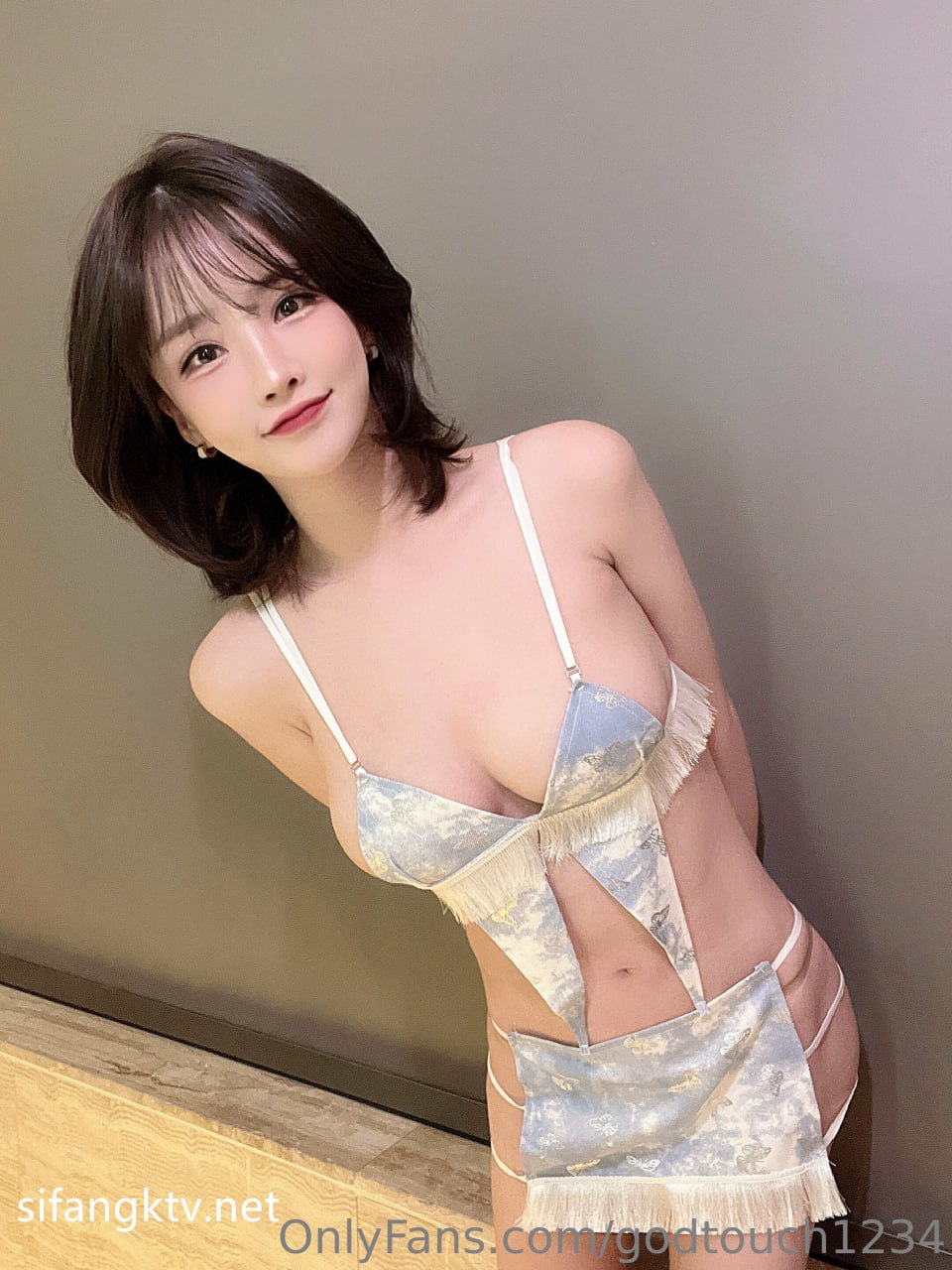 【2023-09-07】下班后在门口摇尾巴.m4v